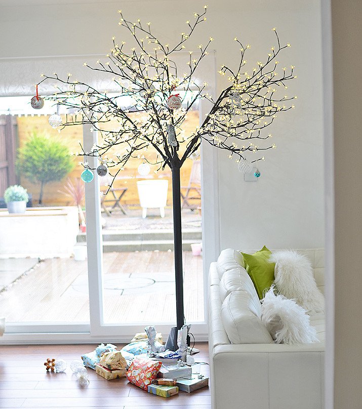 contemporary minimal Christmas tree - www.ForeverAmber.co..uk