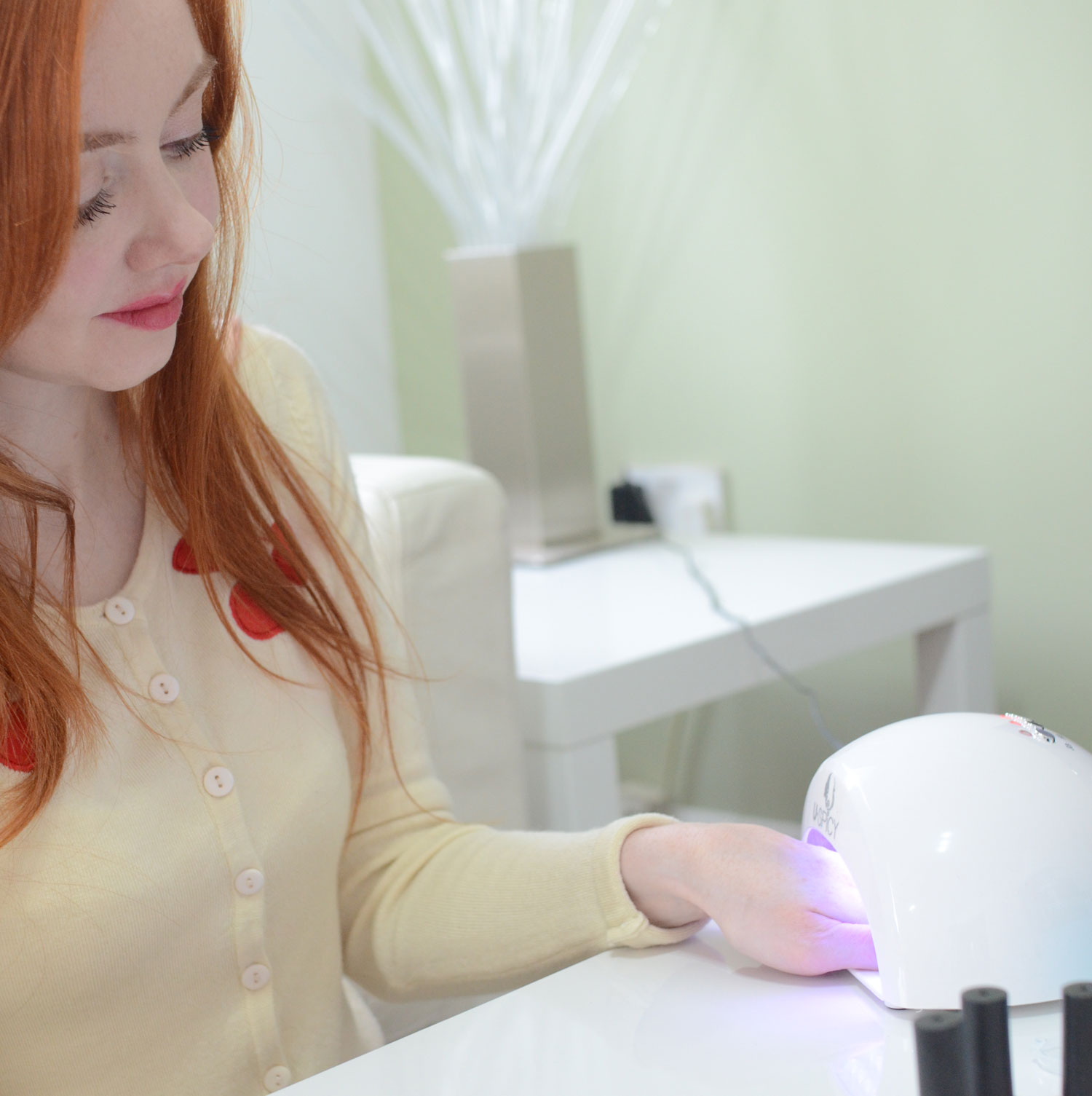 using an LED lamp for gel nail application