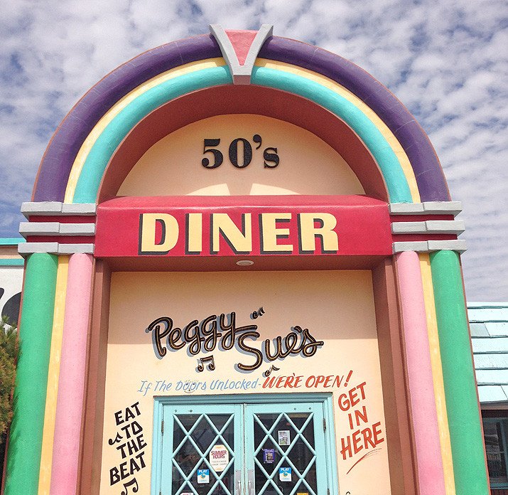 roadside diner: Peggy Sue's 50's diner