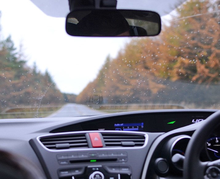 rain on the car windscreen