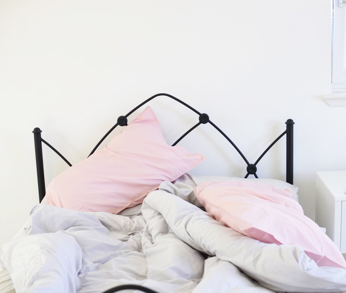 pink and grey bedsheets