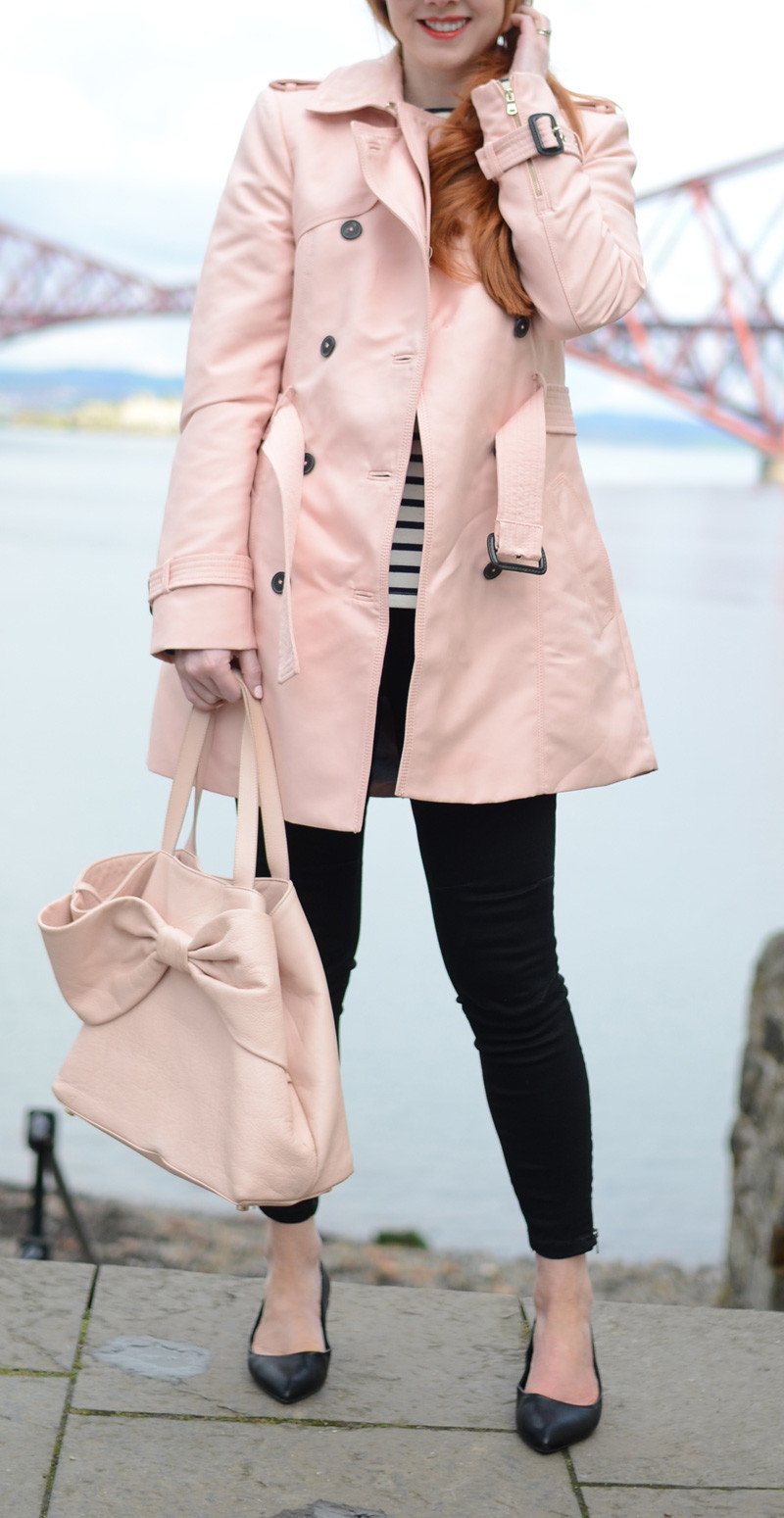 pink and black spring outfit: pink trench coat and black capri pants