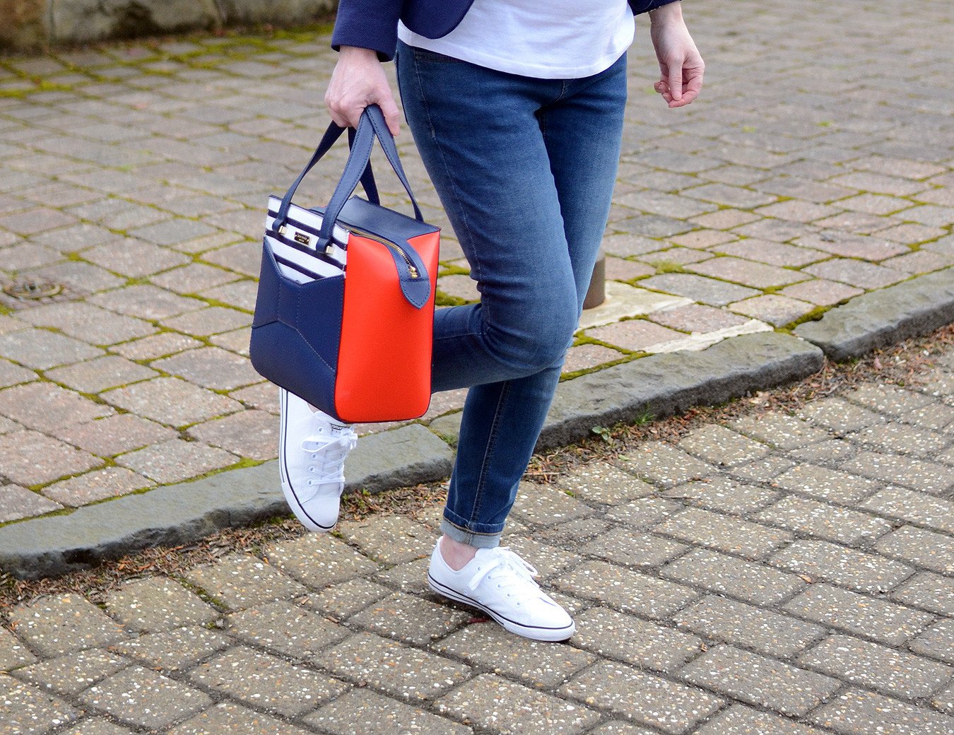 white converse sneakers with blue jeans and Kate Spade Be Beau bag