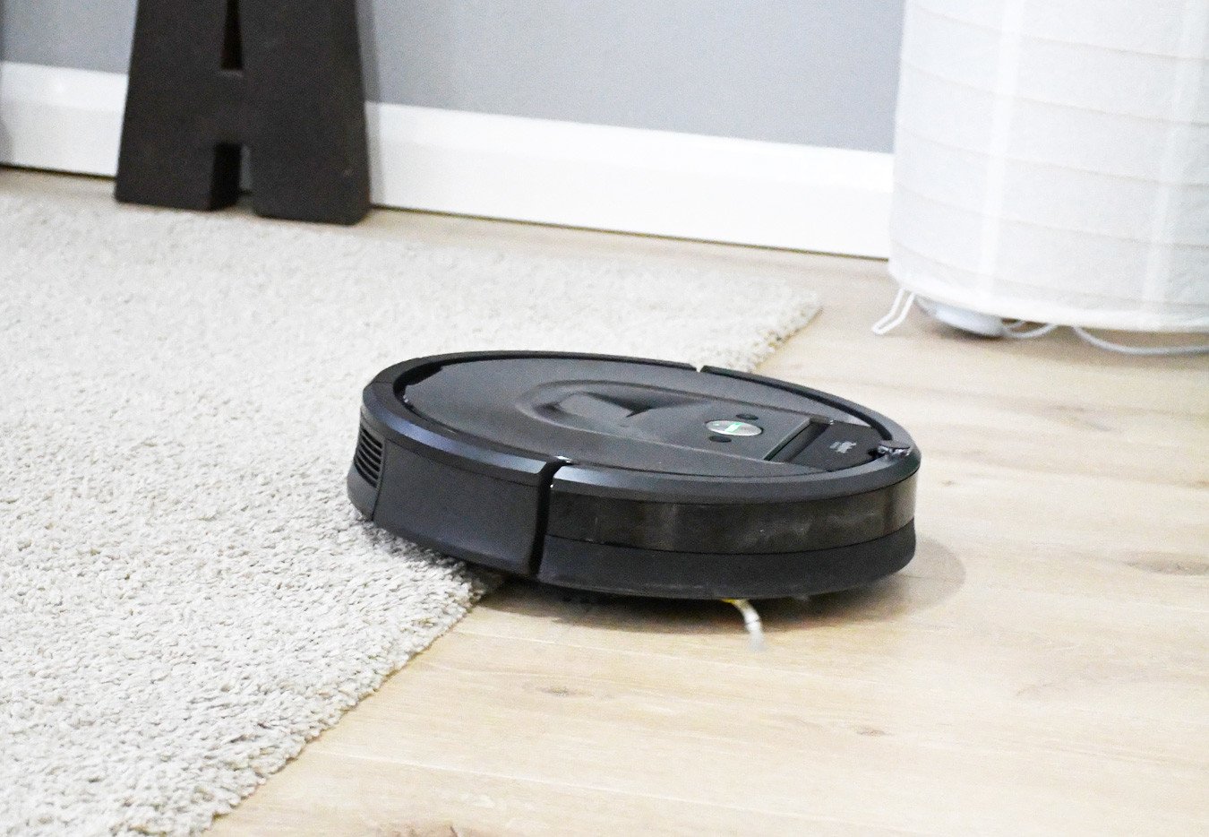 Roomba review: the iRobot 980 navigating from wood floor to rug