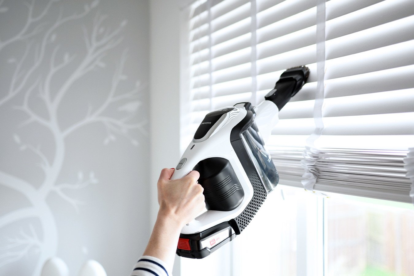 cleaning the blinds with the Bosch Unlimited vacuum cleaner