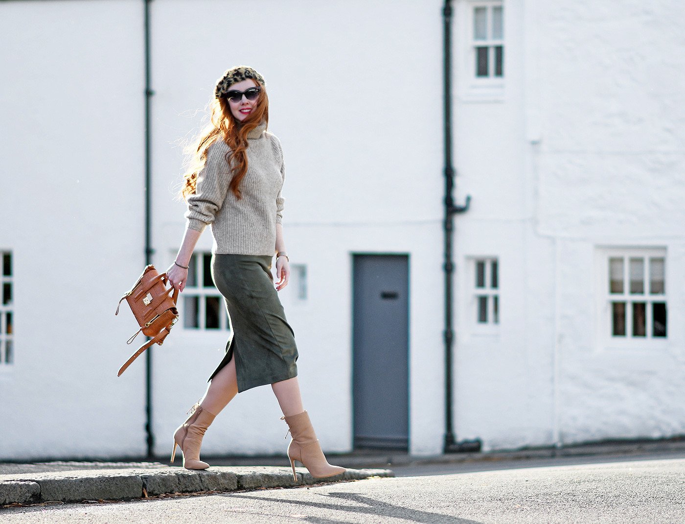 autumn outfit inspiration: khaki suede pencil skirt with beige sweater, beret and boots