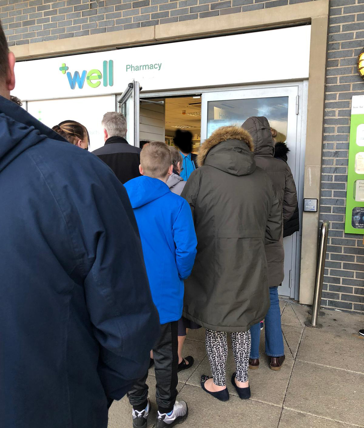 pharmacy queue due to coronavirus