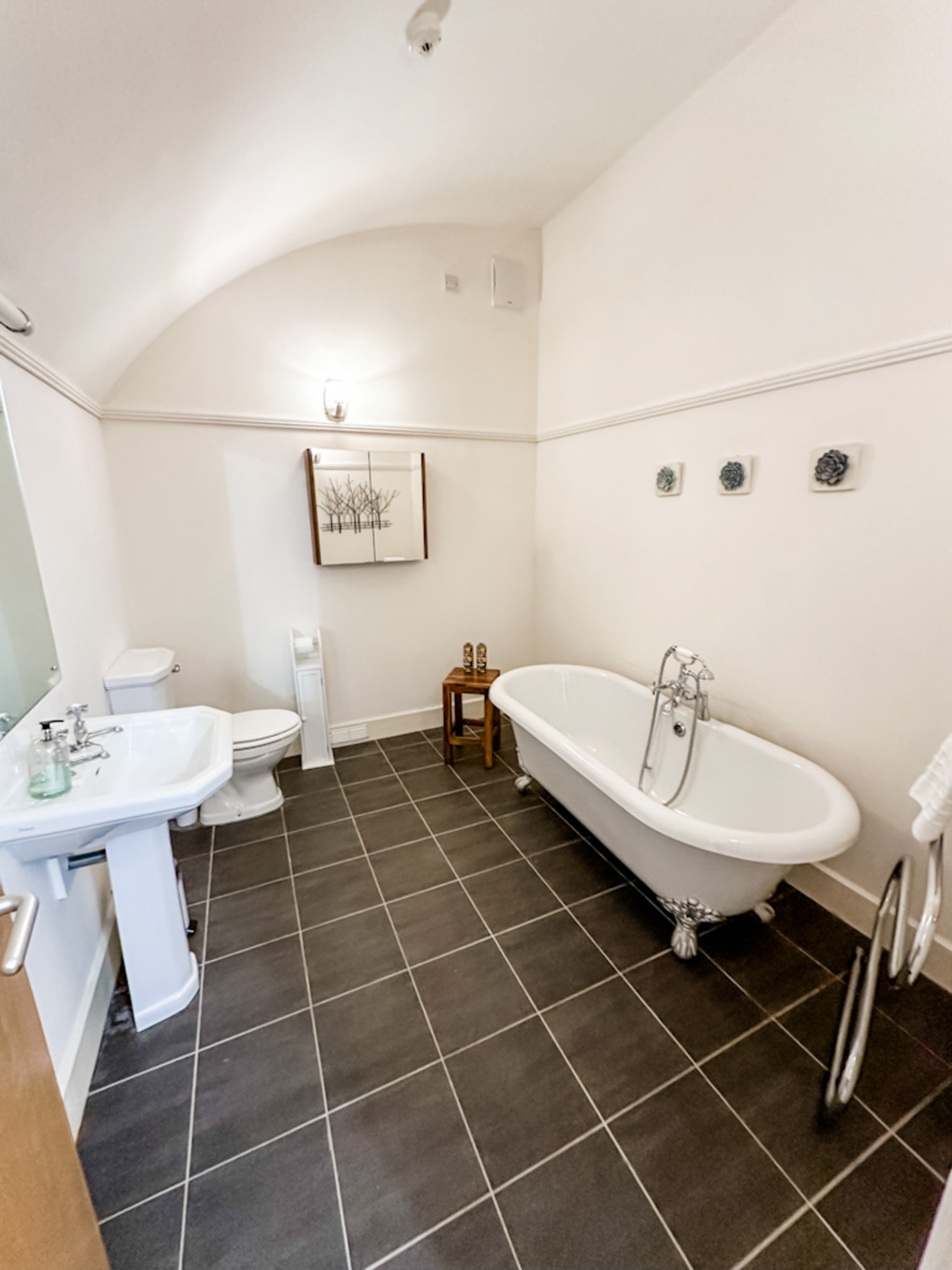 en-suite bathroom - Fort Augustus Abbey